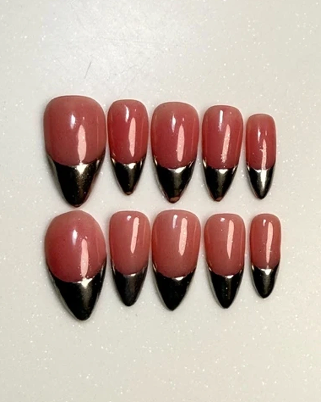 Velvet contrast. Hand-painted night of gold press-on nails